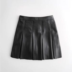 Hollister ULTRA HIGH-RISE VEGAN LEATHER PLEATED MINI SKIRT